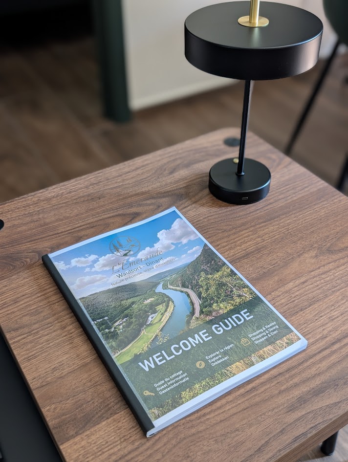 Le Welcome Guide de l'Émeraude posé sur une table basse